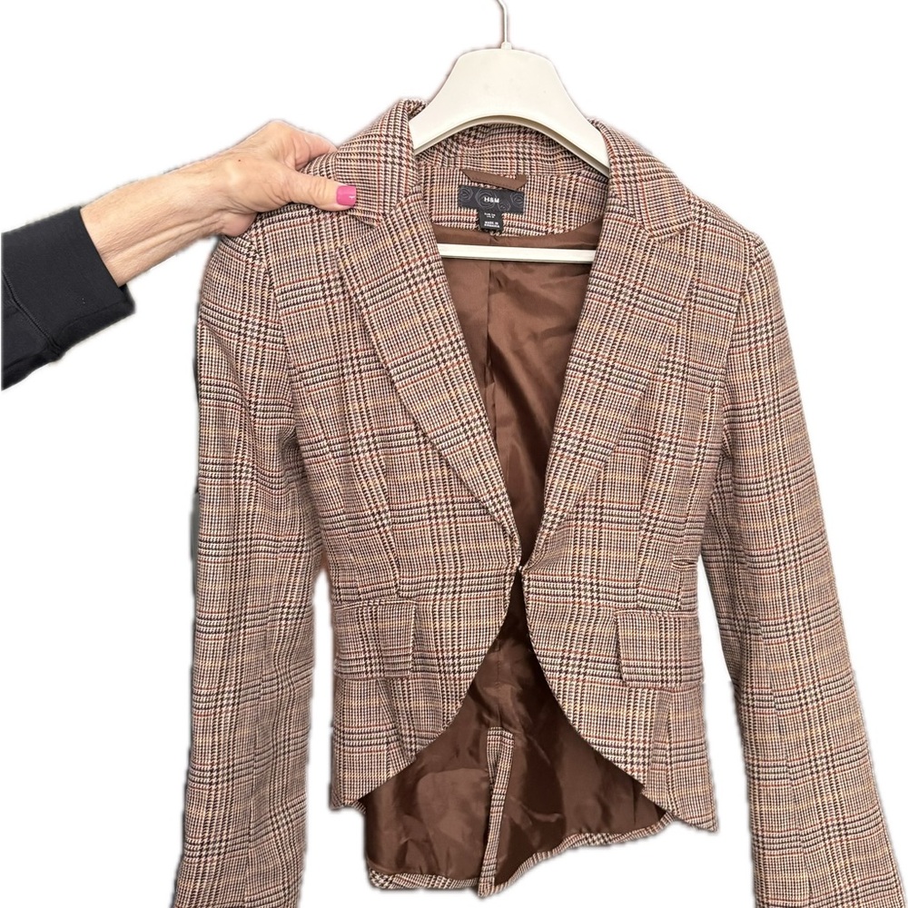 Brown plaid jacket
Size 6
Clasp in front
Brown buttons on sleeves